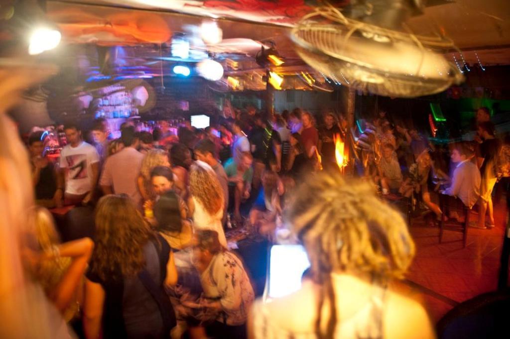Top Banana Guesthouse & Rooftop Bar Phnom Penh Bagian luar foto