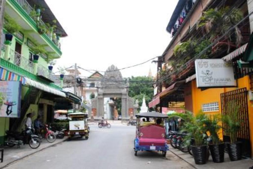 Top Banana Guesthouse & Rooftop Bar Phnom Penh Bagian luar foto