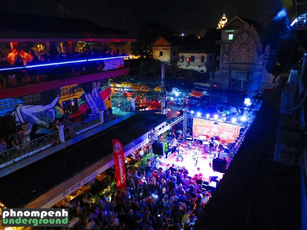 Top Banana Guesthouse & Rooftop Bar Phnom Penh Bagian luar foto