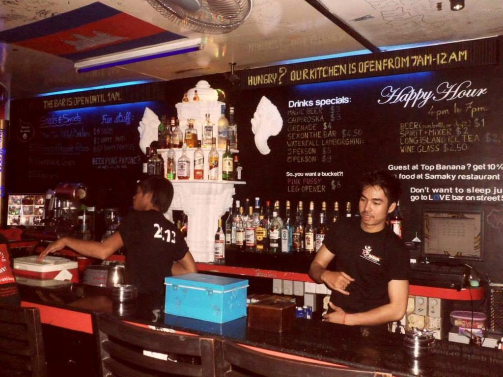 Top Banana Guesthouse & Rooftop Bar Phnom Penh Bagian luar foto