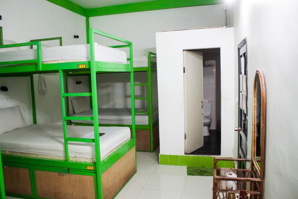 Top Banana Guesthouse & Rooftop Bar Phnom Penh Bagian luar foto