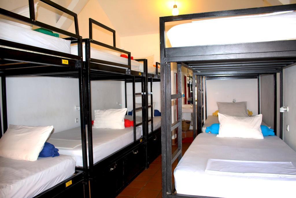 Top Banana Guesthouse & Rooftop Bar Phnom Penh Bagian luar foto