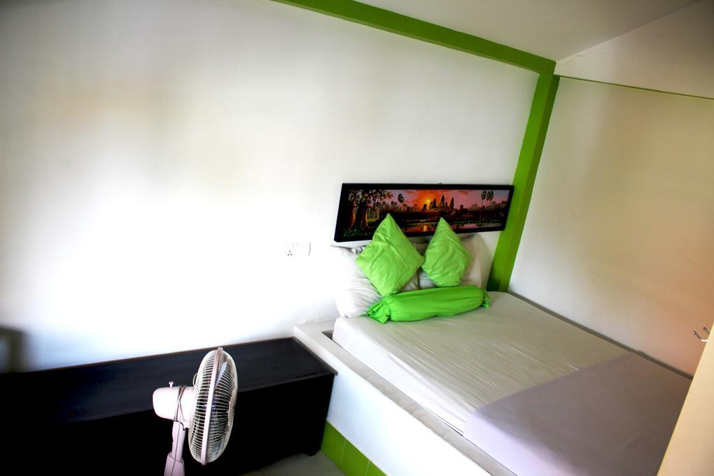 Top Banana Guesthouse & Rooftop Bar Phnom Penh Bagian luar foto
