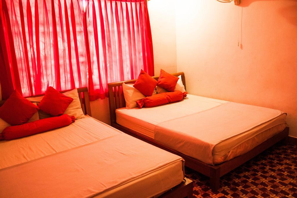 Top Banana Guesthouse & Rooftop Bar Phnom Penh Bagian luar foto