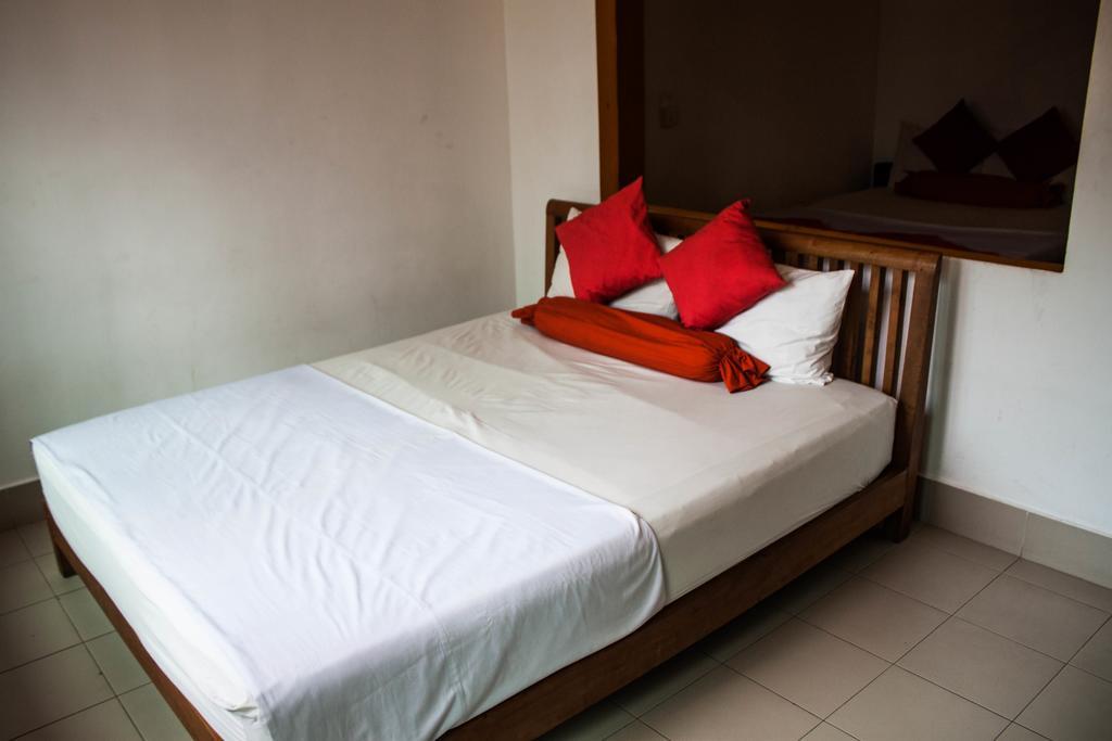 Top Banana Guesthouse & Rooftop Bar Phnom Penh Bagian luar foto