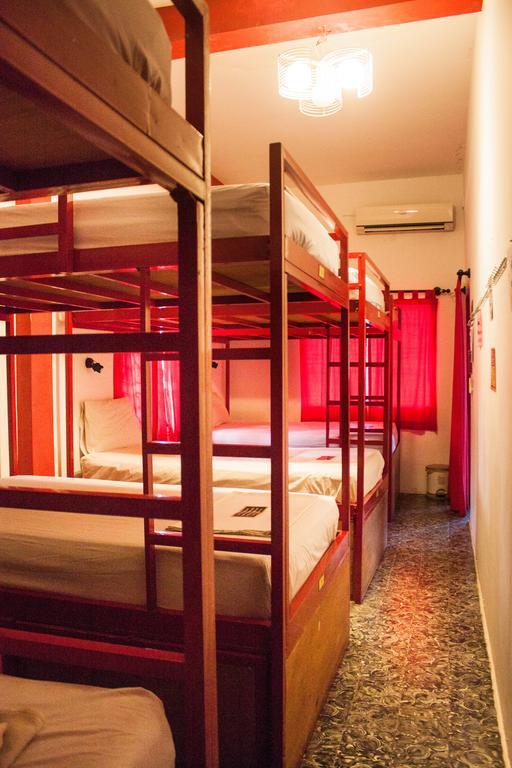 Top Banana Guesthouse & Rooftop Bar Phnom Penh Bagian luar foto