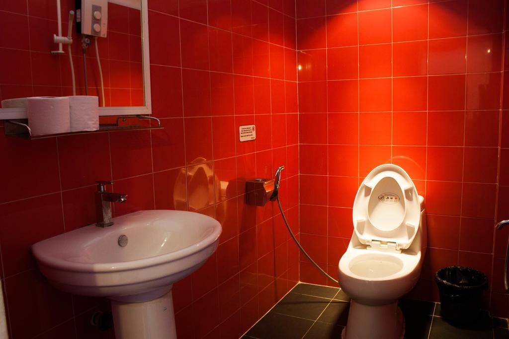 Top Banana Guesthouse & Rooftop Bar Phnom Penh Bagian luar foto