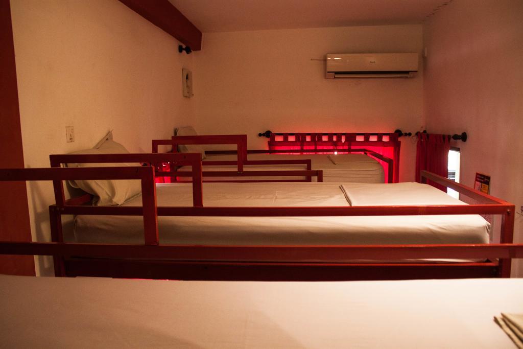 Top Banana Guesthouse & Rooftop Bar Phnom Penh Bagian luar foto