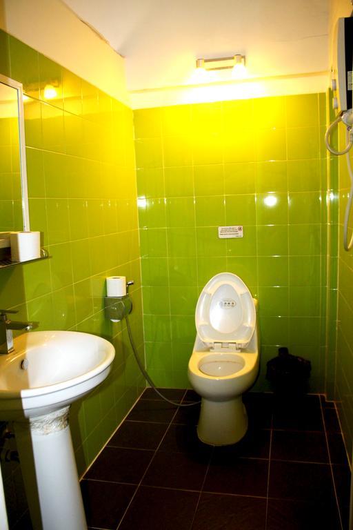 Top Banana Guesthouse & Rooftop Bar Phnom Penh Bagian luar foto