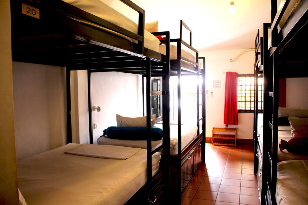 Top Banana Guesthouse & Rooftop Bar Phnom Penh Bagian luar foto