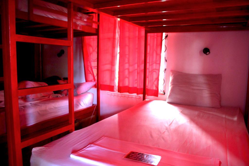 Top Banana Guesthouse & Rooftop Bar Phnom Penh Bagian luar foto