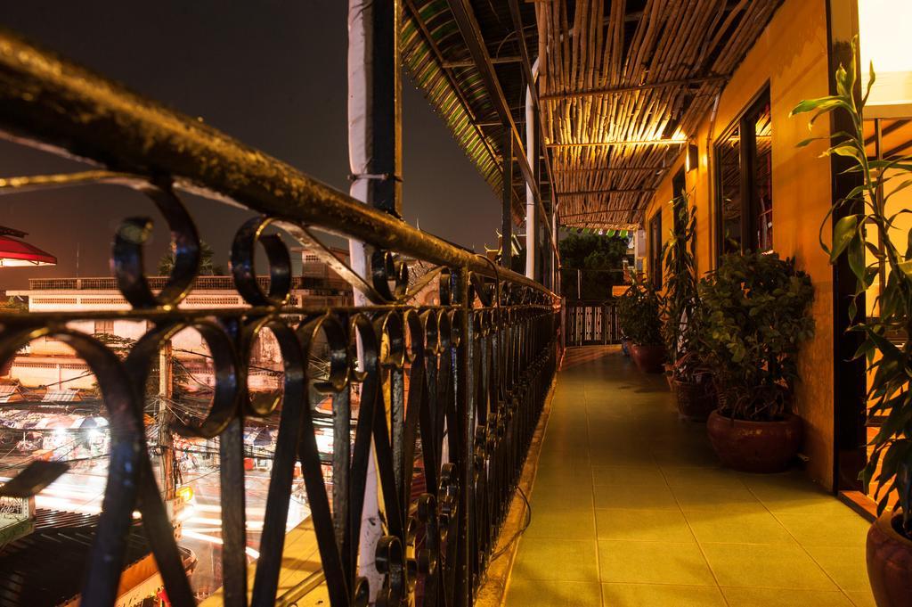 Top Banana Guesthouse & Rooftop Bar Phnom Penh Bagian luar foto