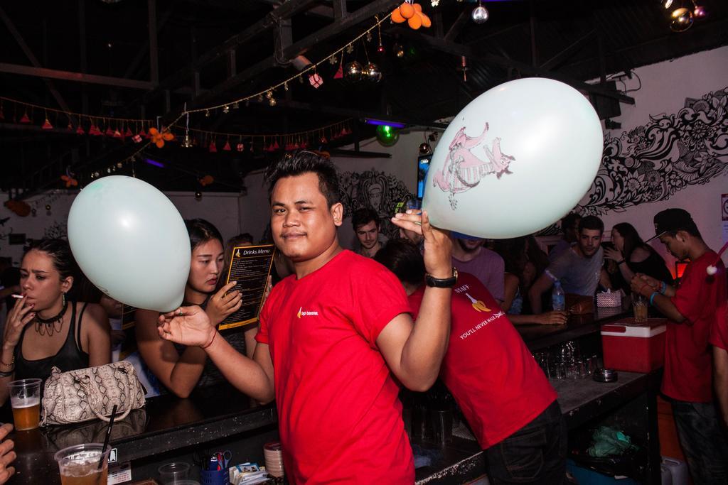 Top Banana Guesthouse & Rooftop Bar Phnom Penh Bagian luar foto