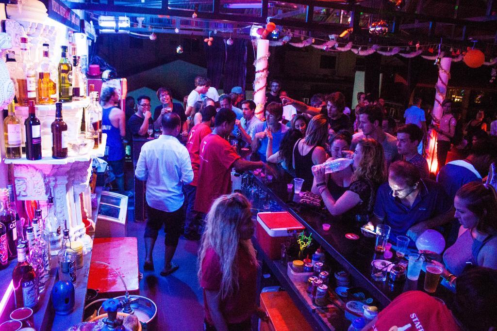 Top Banana Guesthouse & Rooftop Bar Phnom Penh Bagian luar foto