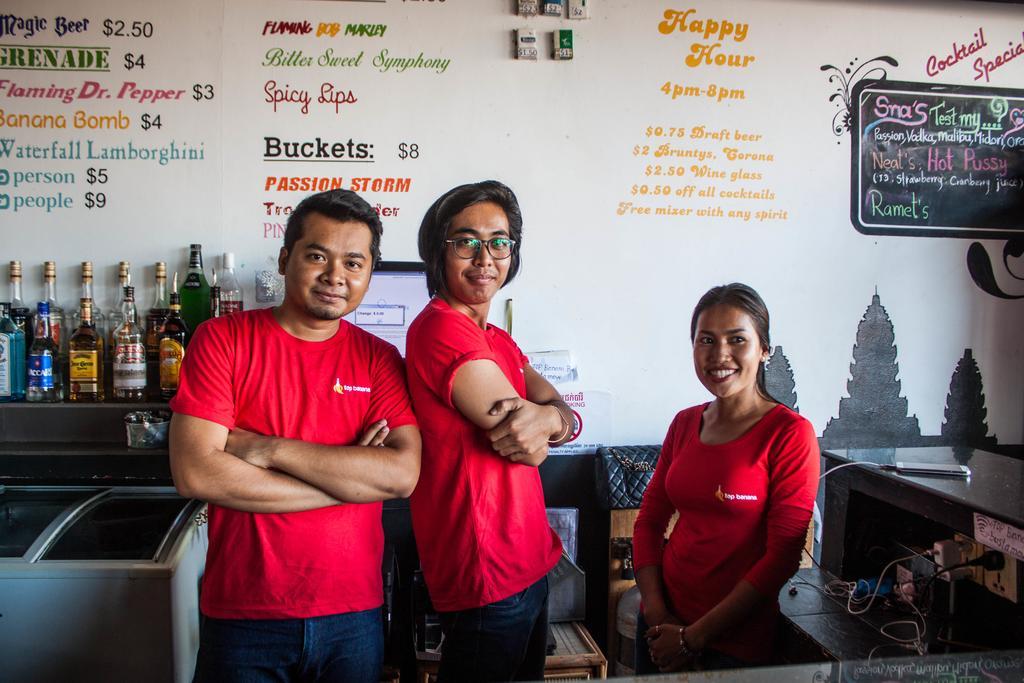 Top Banana Guesthouse & Rooftop Bar Phnom Penh Bagian luar foto